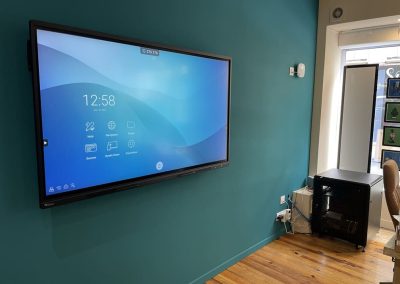 Affichage numérique mural dans un local d'entreprise