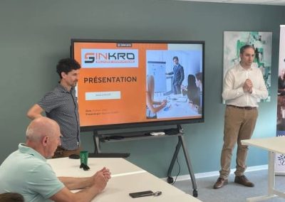 Présentation de l'entreprise Sinkro sur un écran numérique