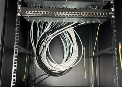 Baie de brassage dans une armoire technique