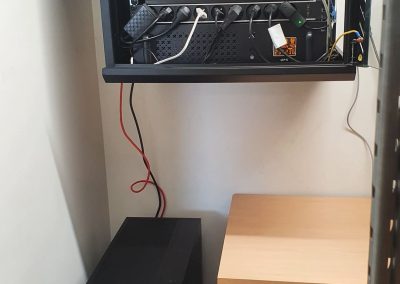 Branchements réseaux professionnel avec une tour informatique