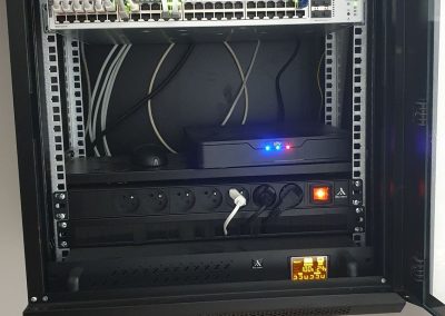 Baie informatique dans un boitier mural