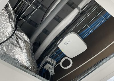 Branchement dans le plafond technique d'un boitier réseau Aruba