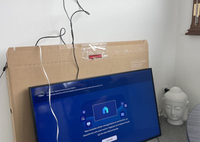 Ecran TV en cours d'installation et raccordement au réseau