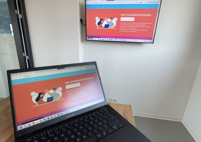 Affichage dupliqué d'un pc portable avec un écran TV professionnel